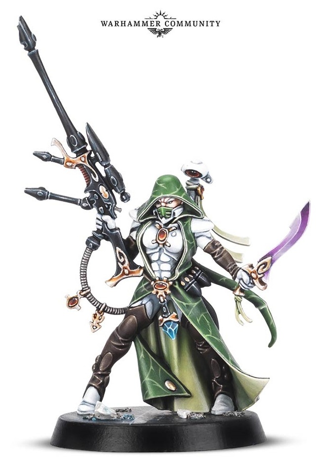 Ля какая, даже подобие чулков носит