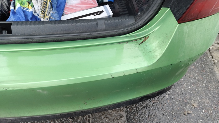 Вмялся бампер, лопнула краска, коцки на бампере + на дефектовке сказали, что погнулась полка)