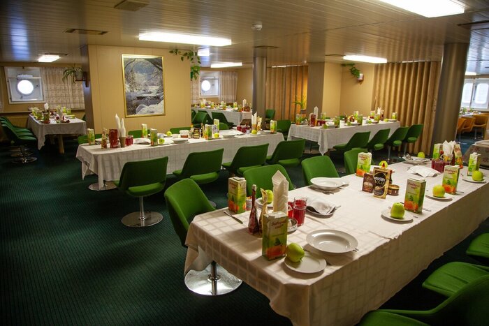 Столовая на ледоколе «Вайгач»