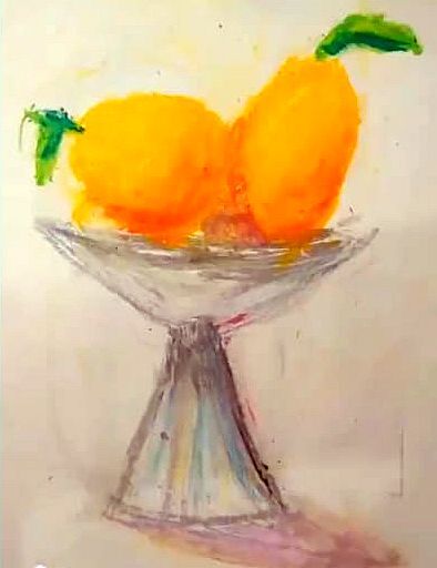 Сын-подросток рисует вазу с персиками масляной пастелью.