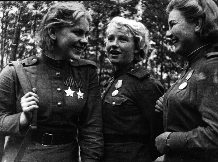 Снайперы отдельного взвода снайперов 159-й стрелковой дивизии (слева направо): старший сержант Роза Егоровна Шанина, младший сержант Лидия Георгиевна Вдовина и младший сержант Александра Максимовна Екимова.