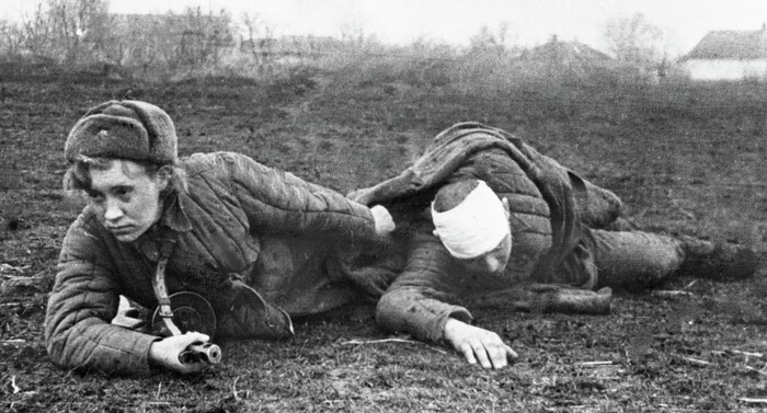 Военная профессия санинструктора для девушек была куда более массовой, чем летные специальности. Это одна из самых тяжелых на фронте работ — на переднем крае