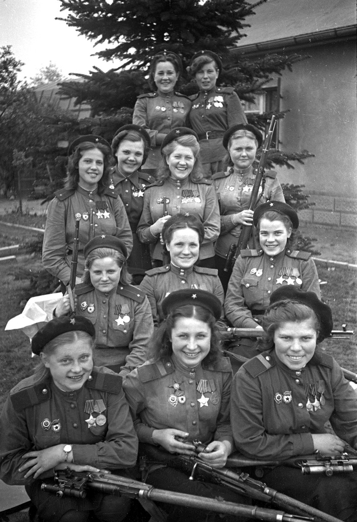 Девушки-снайперы 3-й ударной армии 1-го Белорусского фронта, май 1945. Фото А. Архипова