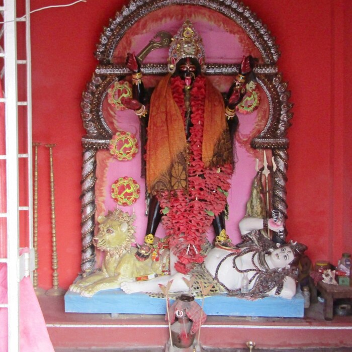 лежащий Шива смотрит на Кали