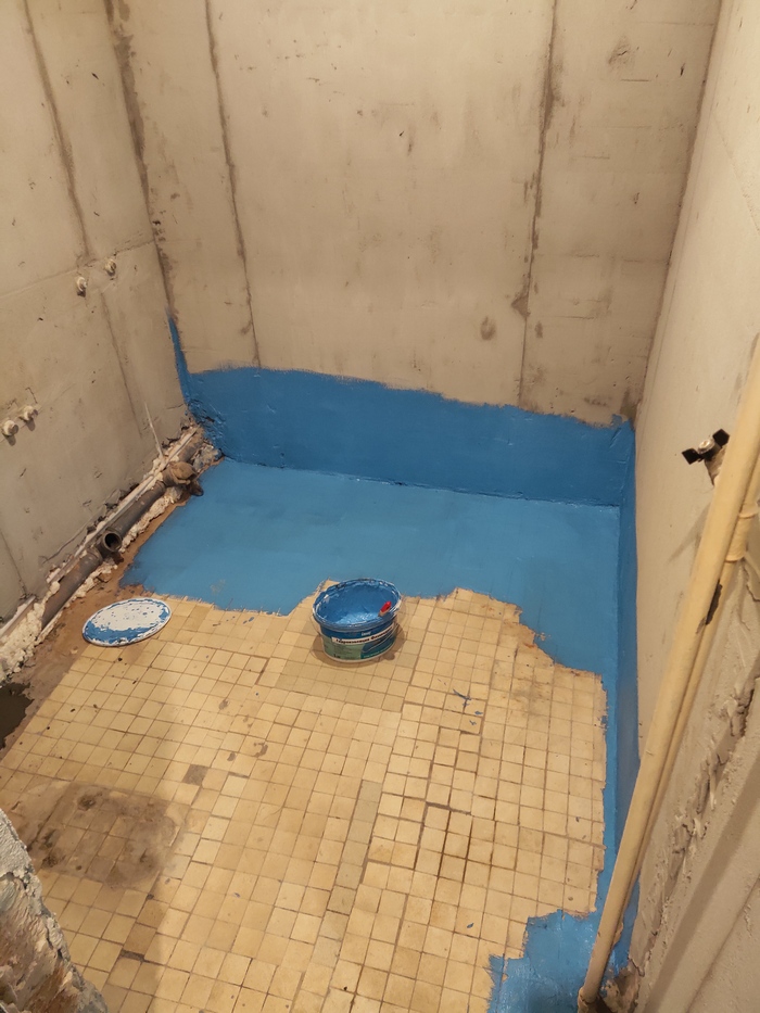 Старую плитку не снимаю, надобности нет, да и не охото трогать старую гидроизоляциию, уровень полов, позволяет