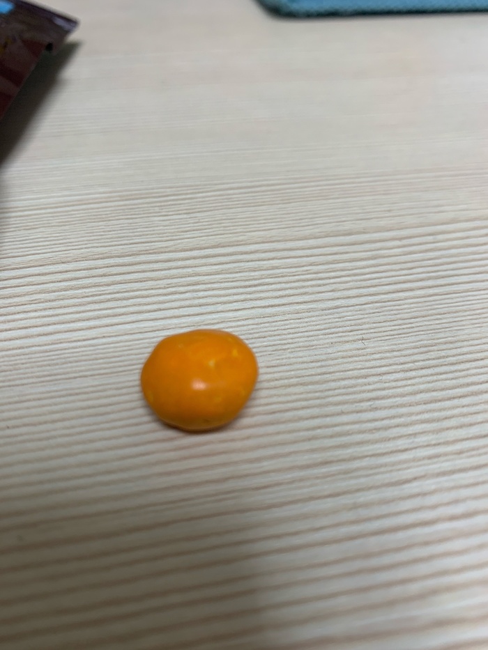 Форма конфеты кривая.