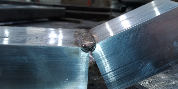 Угол - не из-за поводки. Причина его появления - на следующем видео.