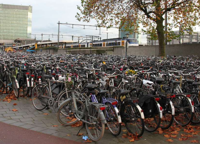 Велосипеды припаркованные у вокзала