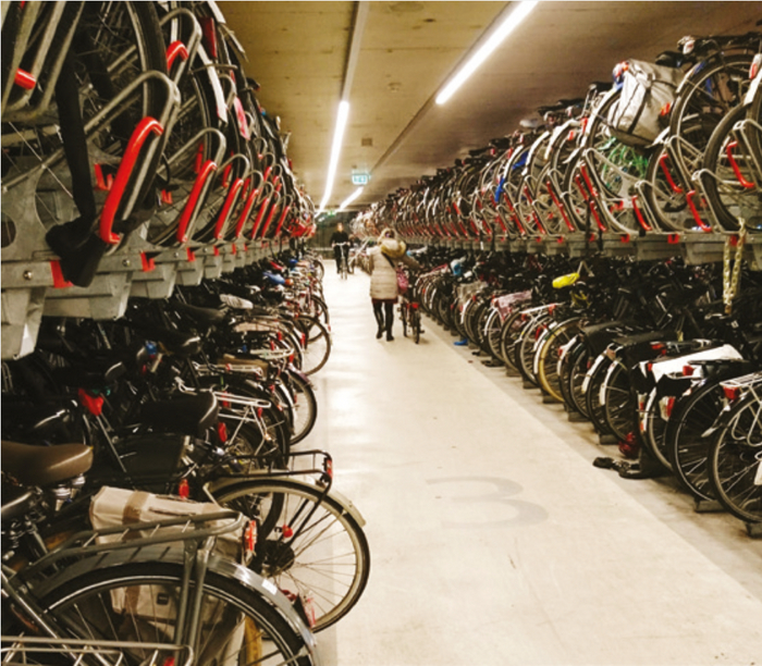 Подземный вариант велопарковки в городе.