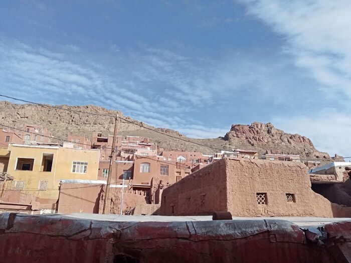 Постройки в деревни Абьяни, а наверху остатки древней крепости