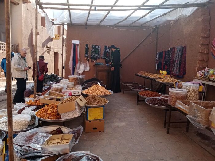 В деревне Абьяни. Молодой человек в центре фото - в традиционной одежде зароастрийцев