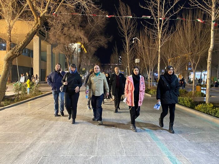 Пешеходные улицы Исфахана. Справа две персиянки, приспустившие головные платки.