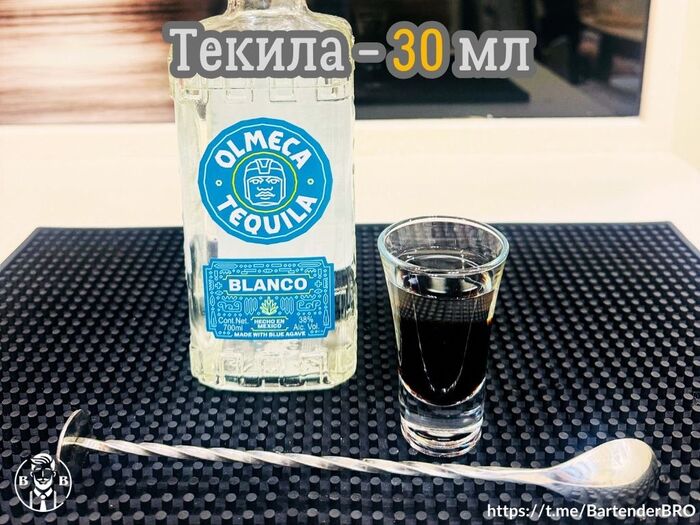 Следующим слоем добавьте 30 мл серебряной текилы, используя обратную сторону ложки, чтобы слои не смешались.