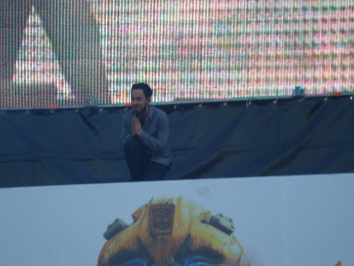 Майк, благодарит фанатов после песни "In the end" словами "I love you! You are amazing!"