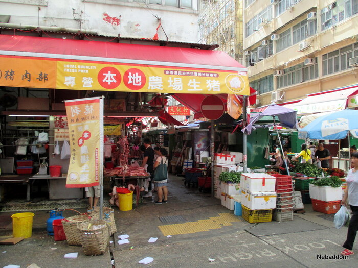 Всё, как мы любим - старые дома, вывески с иероглифами!..