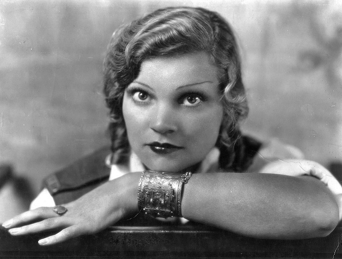 Алоха Вандервелл (13 октября 1906 — 5 июня 1996), первая женщина, совершившая кругосветное автомобильное путешествие.