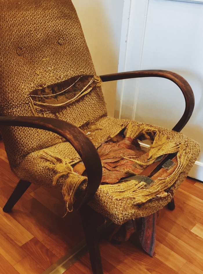 Вот в таком виде были кресла. Обивка была мокрая от дождя, внутри были найдены ужасные вещи)) Собачий коготь, поддельный китайский Zippo и два кило пыли.