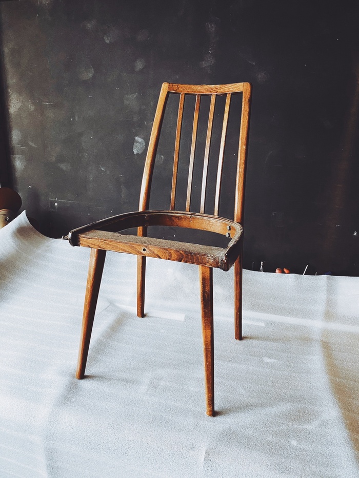 На стульях все шиповые соединения рассохлись и были абсолютно разболтаны