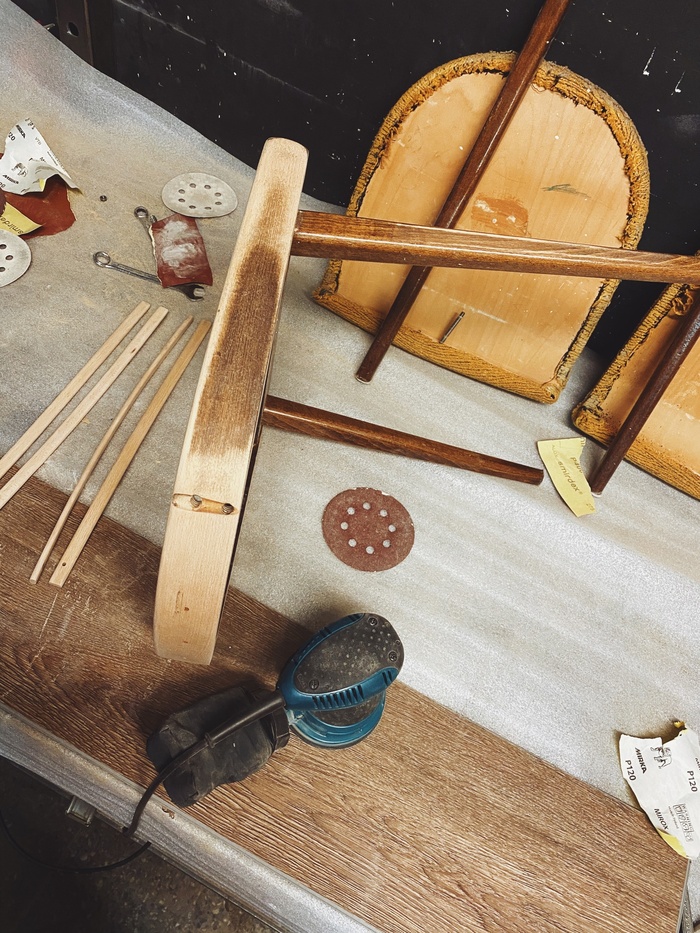 Разбираем, циклюем, шлифуем. Снимаем старый слой нитроцеллюлозного лака.