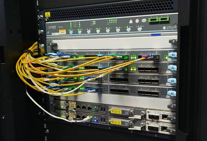    .   MX480   2xSCBE2, 2xRE-S-2X00x6, 4xMPC7E MRATE