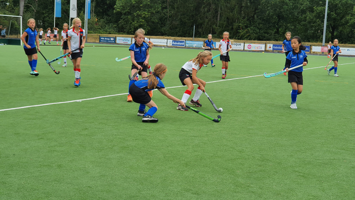 9ти летние хоккеистки местного клуба на соревнованиях с соседями из деревни, что в 5ти километрах