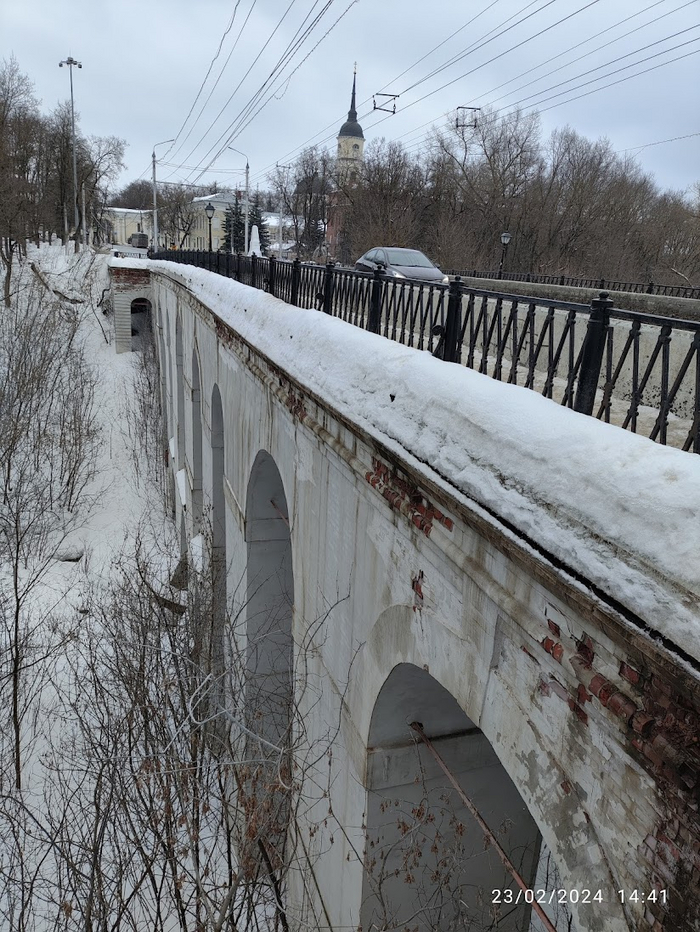 В романе Гоголя «Мертвые души» в мечтах Манилова, упомянут каменный мост с лавками. Два века назад в расширениях моста действительно были расположены торговые каменные лавки, но в XIX , когда проводили капитальные ремонт, их демонтировали. И это не он))