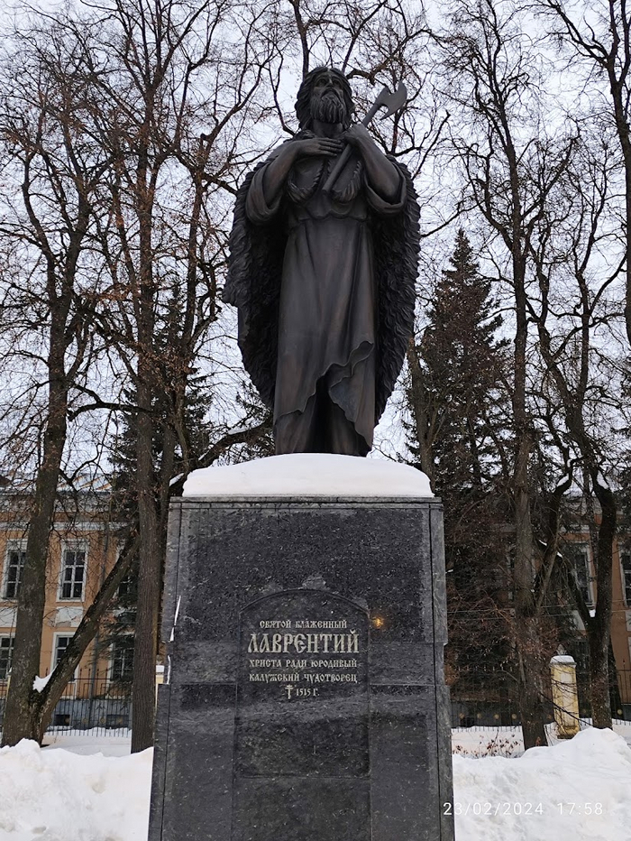 Кто к нам с чем придет, тот тем и получит) Вообще статуя местного блаженного, но топорик в руках у статуи впечатляет.