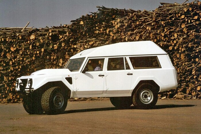 Этот белый универсал, очень похожий с виду на «черного доктора» на базе горьковской Чайки, был создан туринским ателье Сальваторе Диоманте