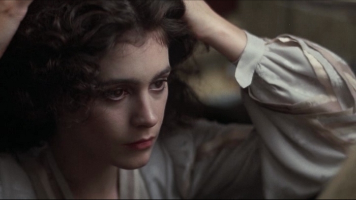 Чани из старой (и никудышней) экранизации, благодаря тонким чертами лица, гораздо больше похожа на героиню романа у которой "лицо эльфа"