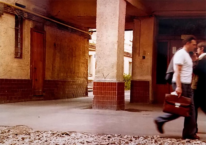 Буква «V», отмеченная на этом столбе, была сигналом Виктора Шеймова ЦРУ начать побег из Советского Союза в 1980 году. (Любезно предоставлено Дэвидом Рольфом/из фильма «Шпион на миллиард долларов»)