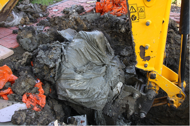 Фото: Обнаруженный труп потерпевшей.