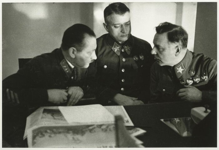 И. Федько (слева), М. Тухачевский (в центре) и К. Ворошилов (справа)