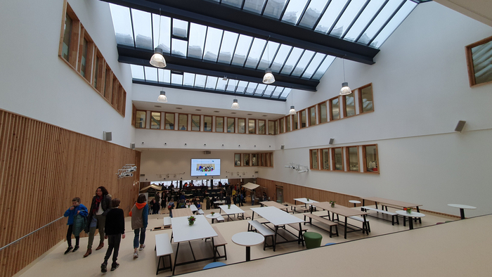 Центральный холл школы