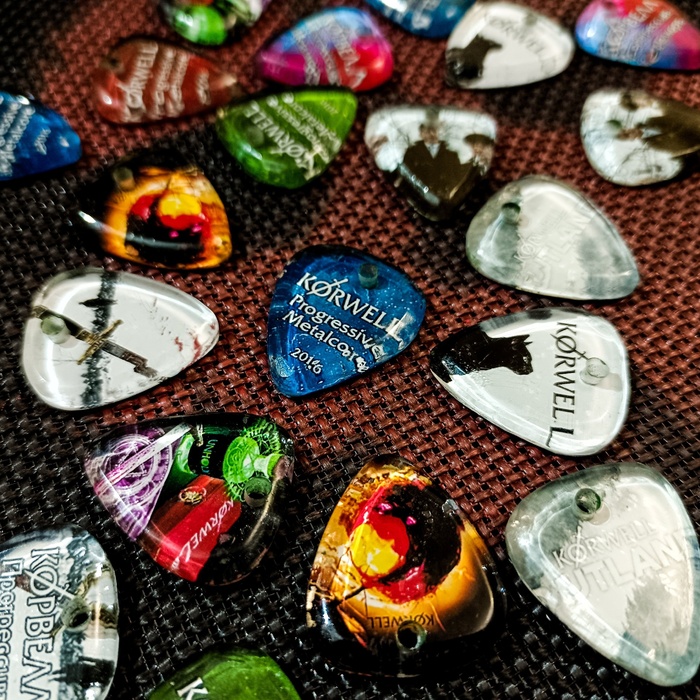 Авторские подвески в виде медиаторов из оргстекла