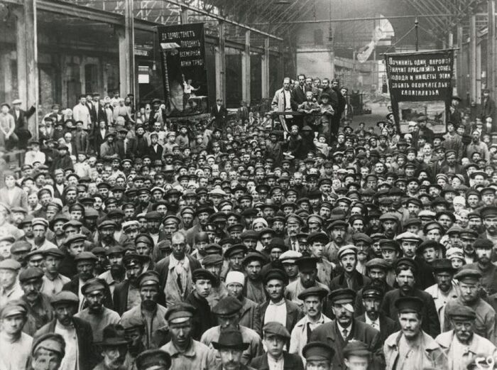 Рабочие Путиловского завода на собрании, посвященном выборам в Петроградский совет, 1927