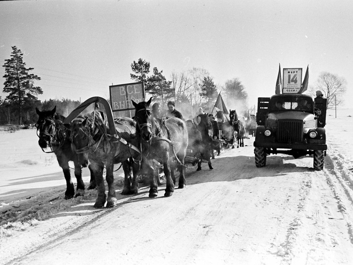 Колхозники сельхозартели «Свобода» едут на выборы в Верховный Совет СССР. 1954