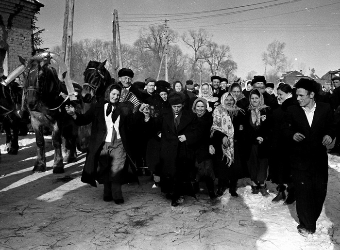 Колхозники сельхозартели «Свобода» у избирательного участка по выборам в Верховный Совет СССР.,, 1954