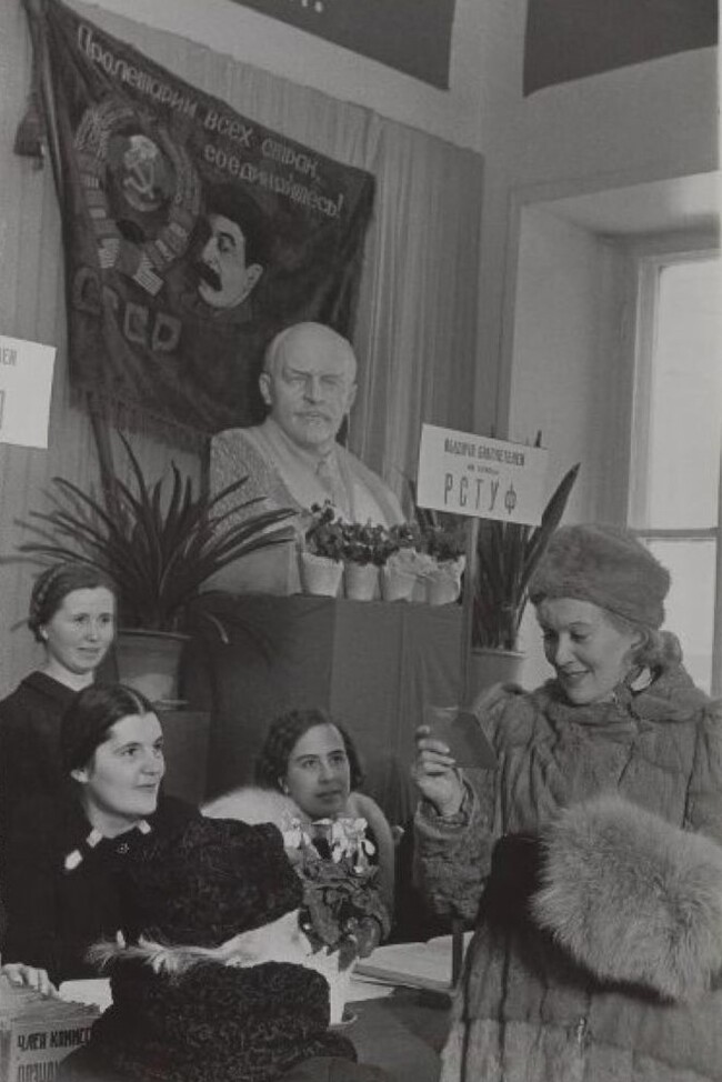 Любовь Орлова голосует за Сталина. Фото Эммануила Евзерихина