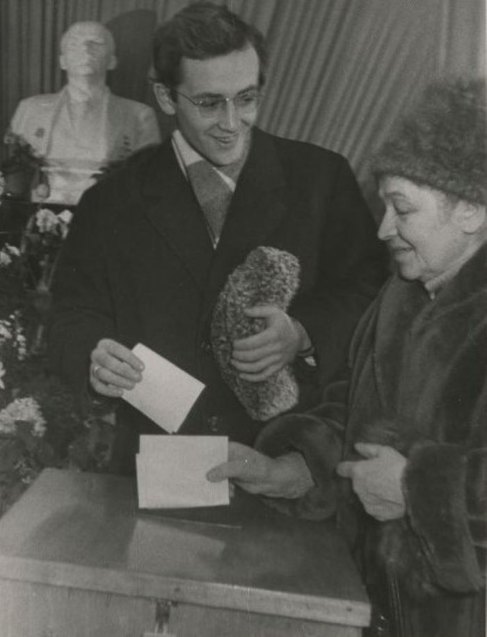 Актер Василий Ливанов и актриса Анастасия Зуева на избирательном участке