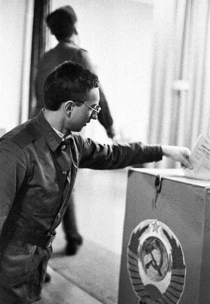 Курсант Сергей Лукьянов голосует на выборах в Верховный Совет СССР, 4 марта 1984