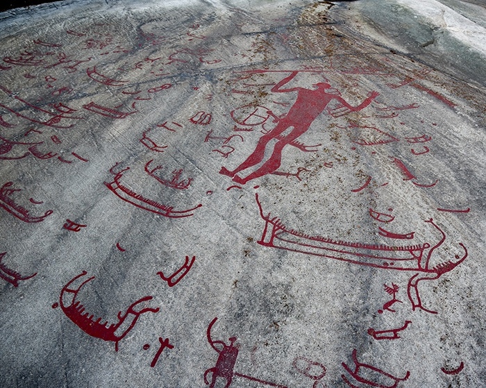 В археологическом памятнике Литслебю на камне обнаружено около 120 различных изображений. Однако среди них выделяется одна фигура — изображение мужчины, который замахивается копьем. Это изображение получило название «Бог копья».