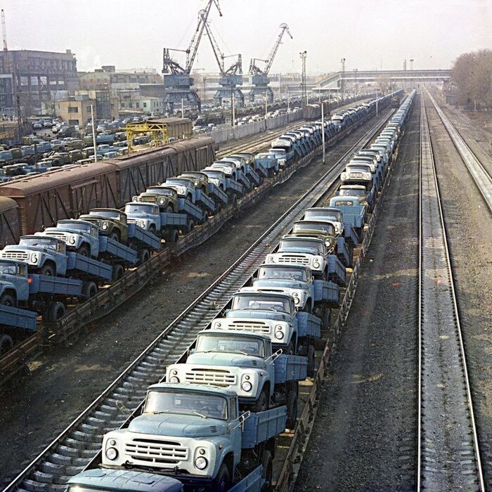 Транспортировка грузовиков ЗИЛ. 1988 год