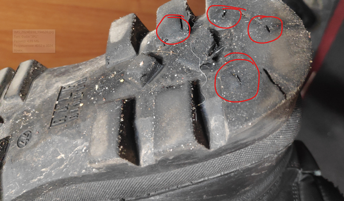 Если нажать на эти места, там либо уже дырка, либо под пальцем прогибается, там пустота., дырка будет через неделю.