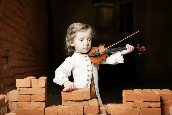 Знаменитая сцена с фундаментом бани и скрипкой