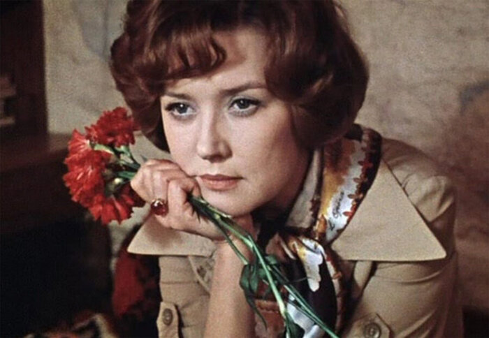 На Катерину давит её социальный статус, она переживает, что слесарь Гоша не сможет принять её из-за того, что она директор завода