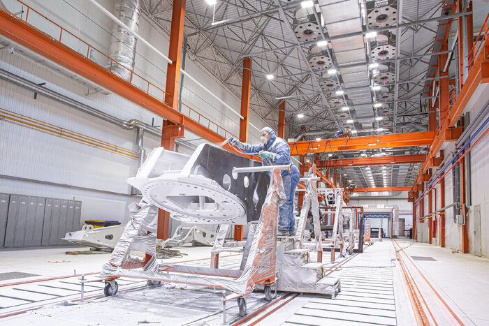 Несмотря на то, что женщин-маляров на производствах немногим меньше, чем мужчин - их непросто заметить. Возможно, из-за средств безопасности!