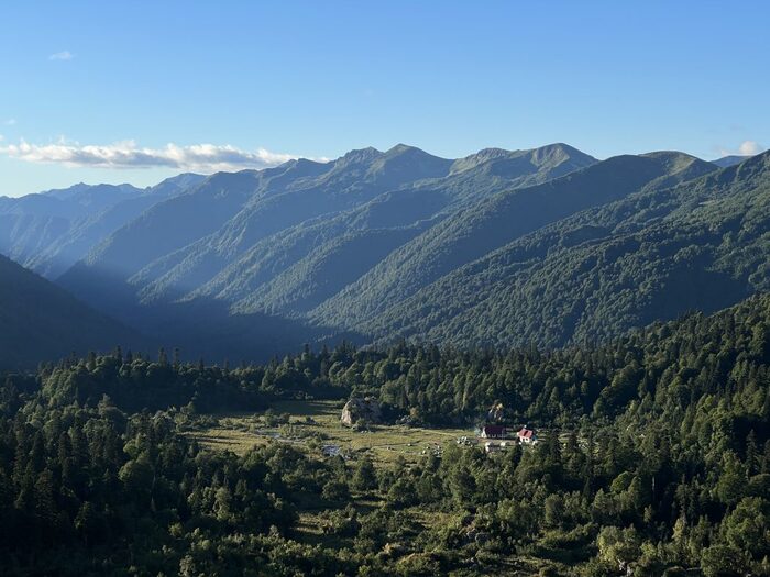 у горы Фишт турприют "Фишт." в центре - камень "Фиштенок" (высотой около 20 м)