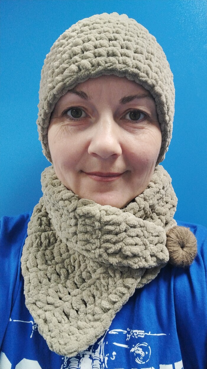 Шапка шарфик на пуговке из плюша очень приятны и теплые!