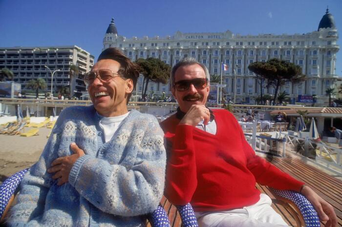 Братья-режиссеры смеялись над чем-то. Один из них тоже был в красном