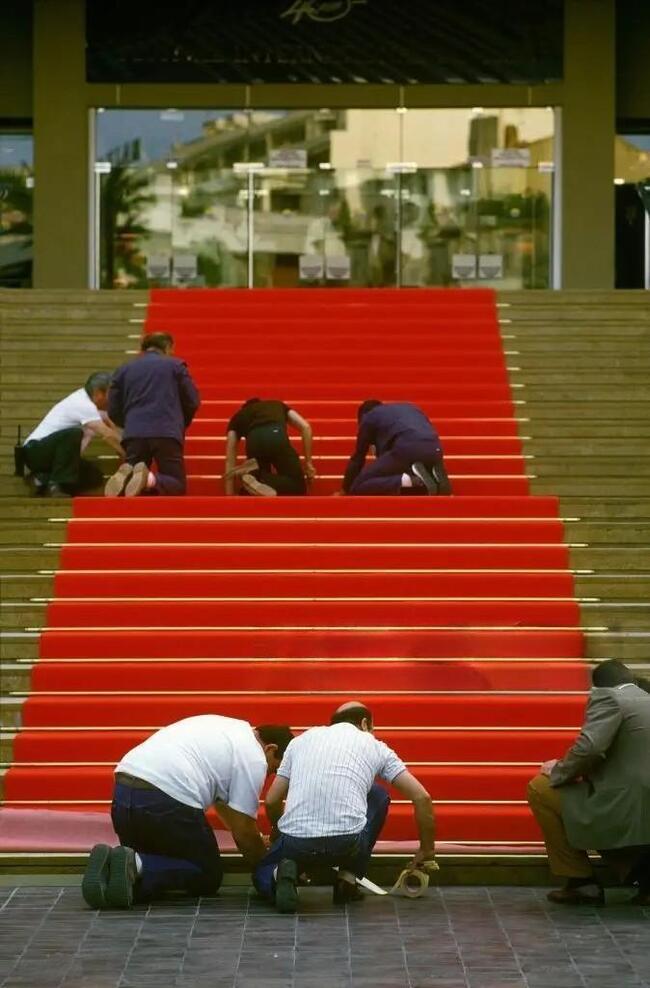 Рабочие работали